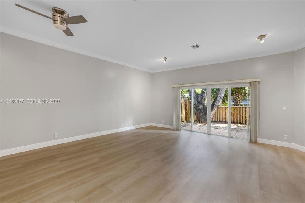 3+1 Mülk — 2929 SW 18th Ter