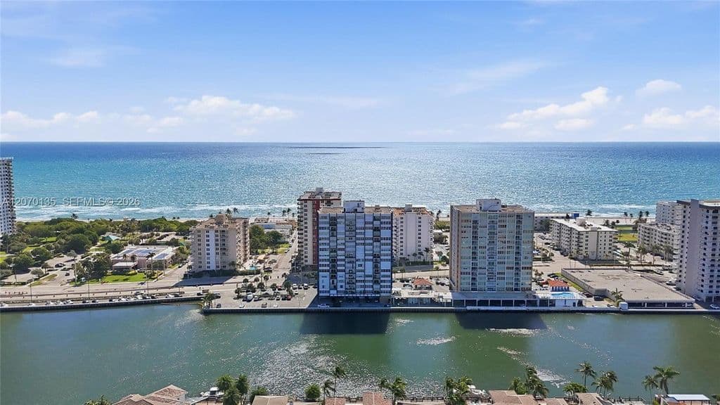 1+1 Condo — 1400 S Ocean Dr APT 205