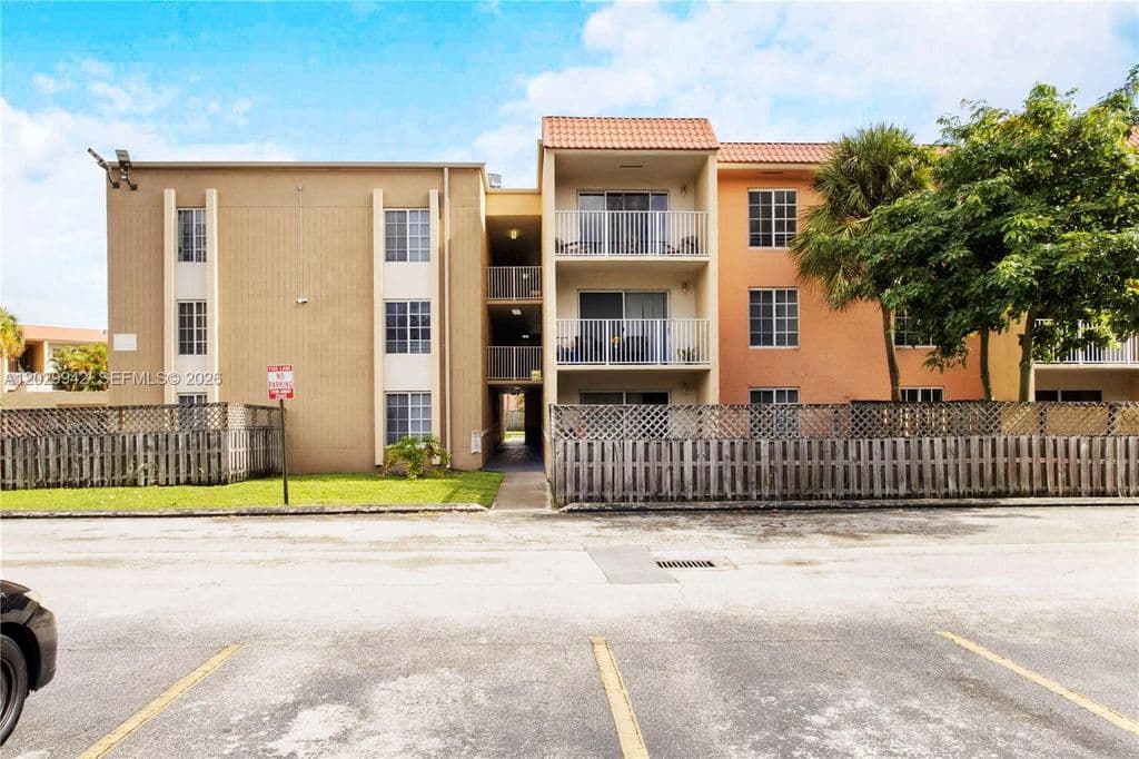 2+1 Condo — 5201 Geneva Way APT 211