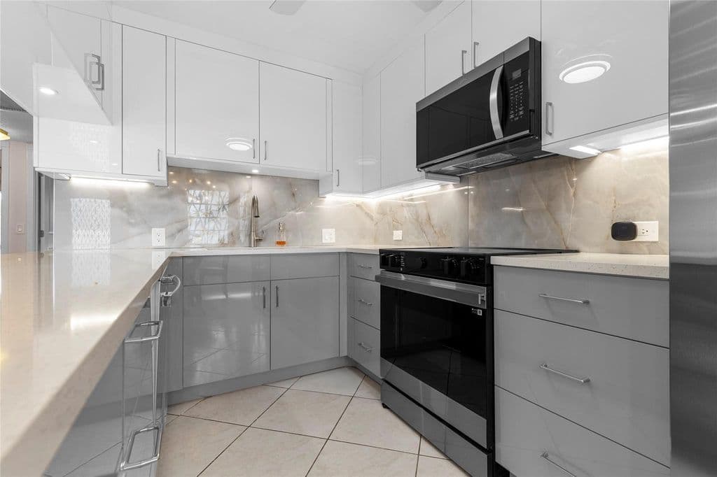 2+1 Condo — 2122 Cambridge F #2122
