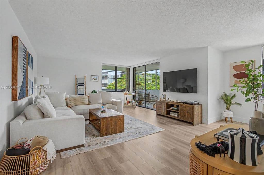 2+1 Condo — 10852 N Kendall Dr APT 314