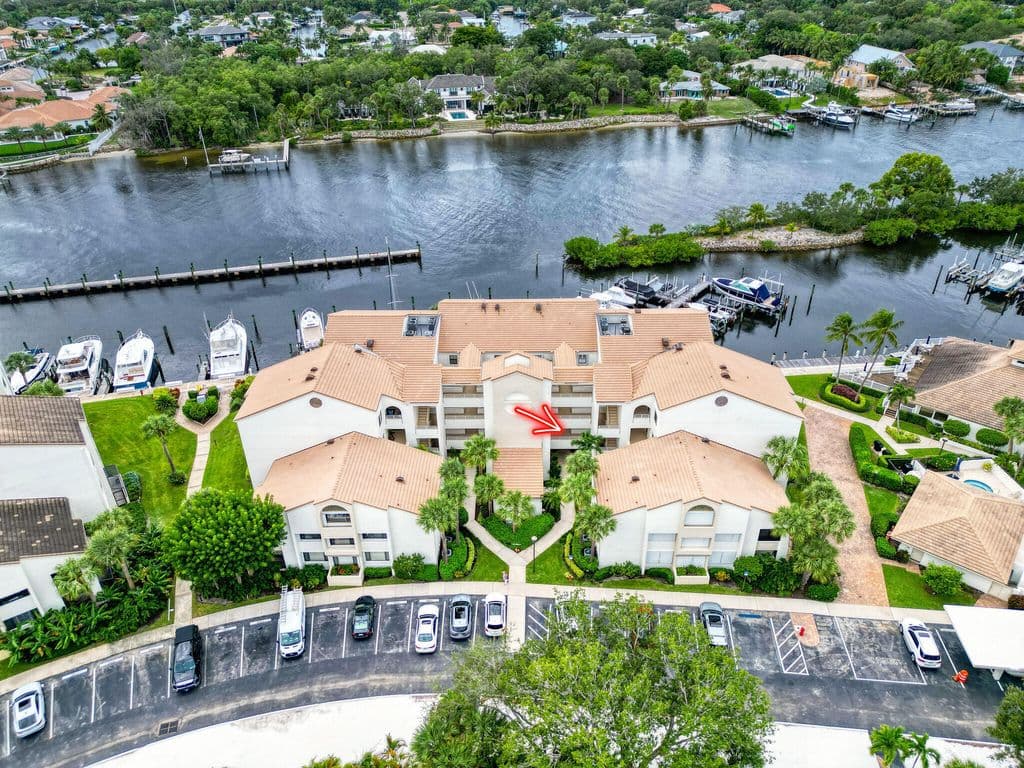 2+1 Condo — 827 OAK HARBOUR Drive