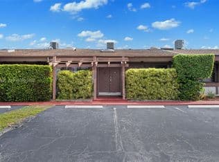 2+1 Townhouse — 2679 S Parkview Dr, Hallandale, 33009