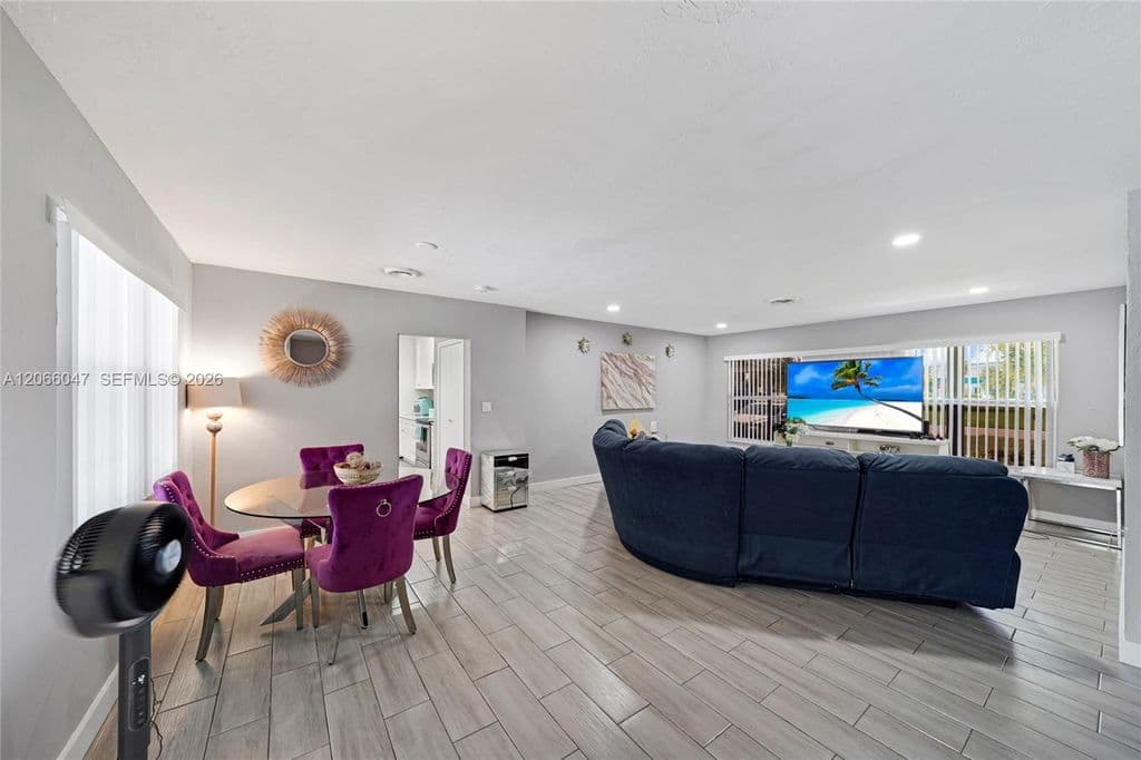 3+1 Müstakil ev — 912 NE 9th Ct