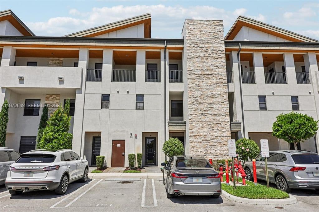 3-bedroom Property — 10455 NW 82nd St Unit 4
