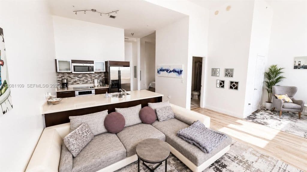 1+1 Condo — 1900 N Bayshore Dr APT 504