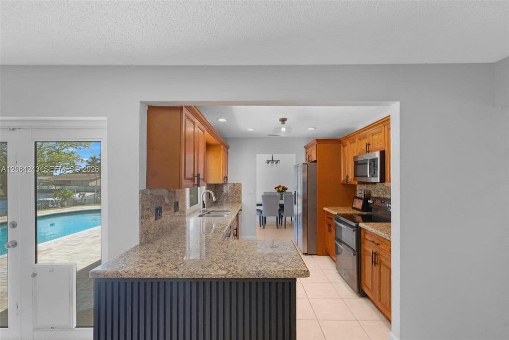 4+1 Müstakil ev — 6121 SW 16th St