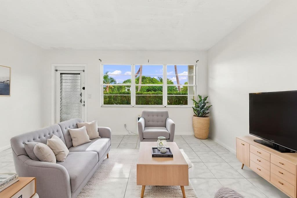 1-bedroom Condo — 310 OAKRIDGE R Court #310