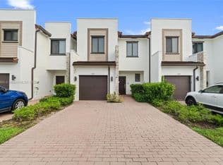 3+1 Townhouse — 403 NE 212th St, Miami, 33179