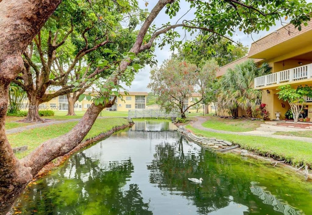 2+1 Condo — 5160 SW 40th Ave APT 26D