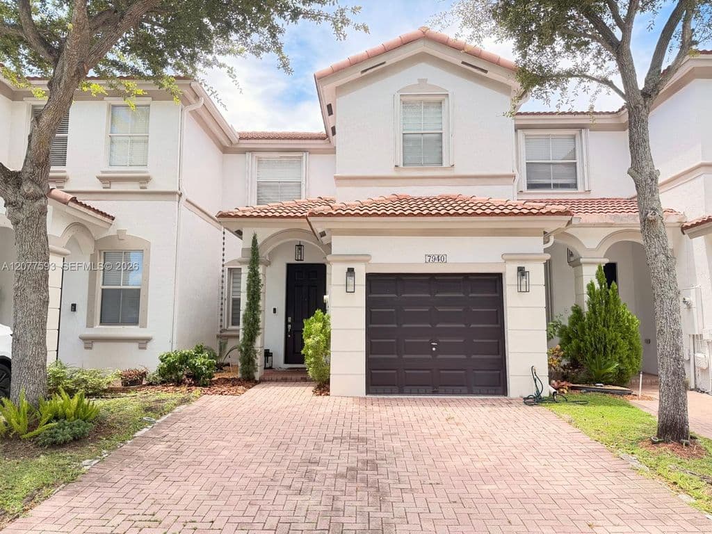 3+1 Mülk — 7940 NW 108th Pl