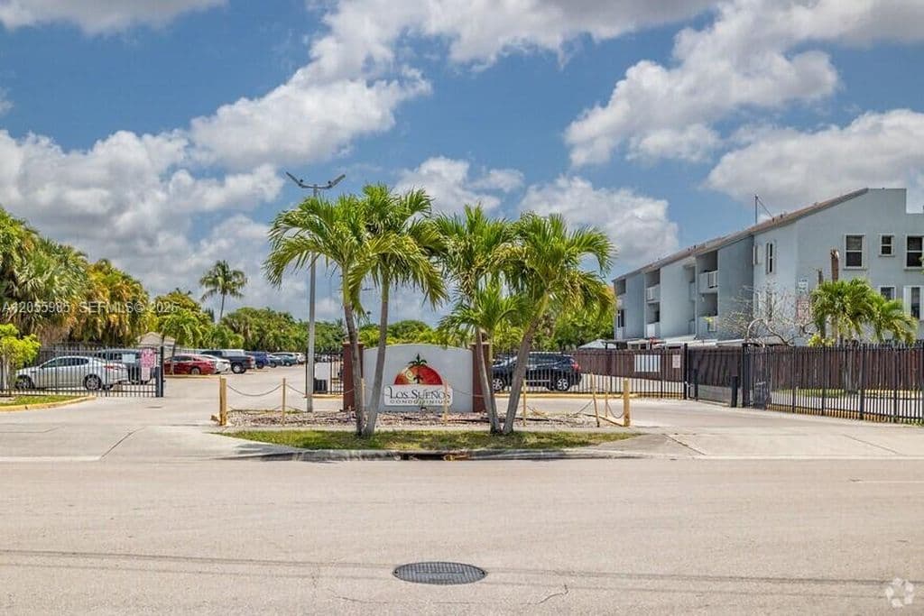 2+1 Condo — 1725 W 60th St APT F202