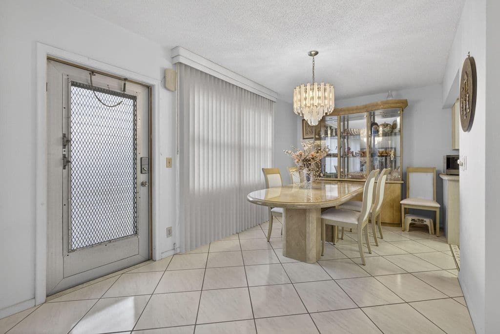 2+1 Condo — 330 WELLINGTON G