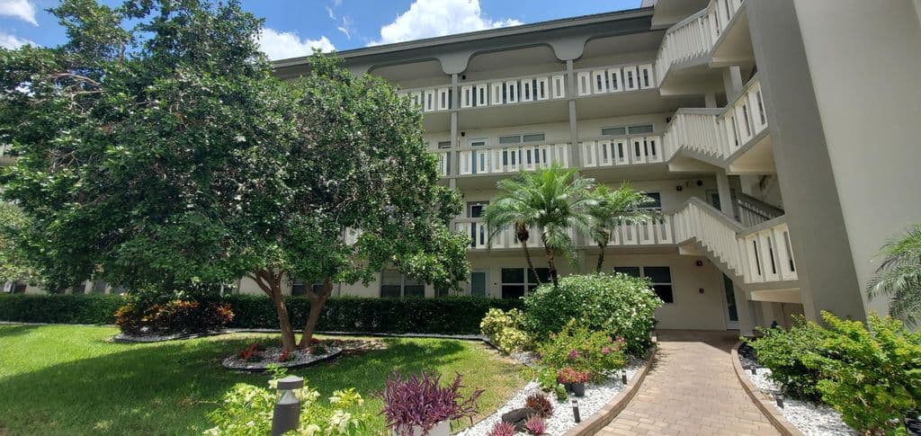 2-bedroom Condo — 2901 VICTORIA Circle #F2