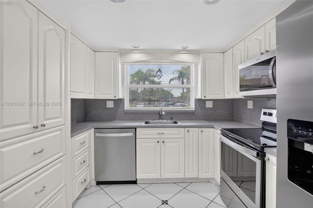 2-bedroom Condo — 9721 Sunrise Lakes Blvd APT 102