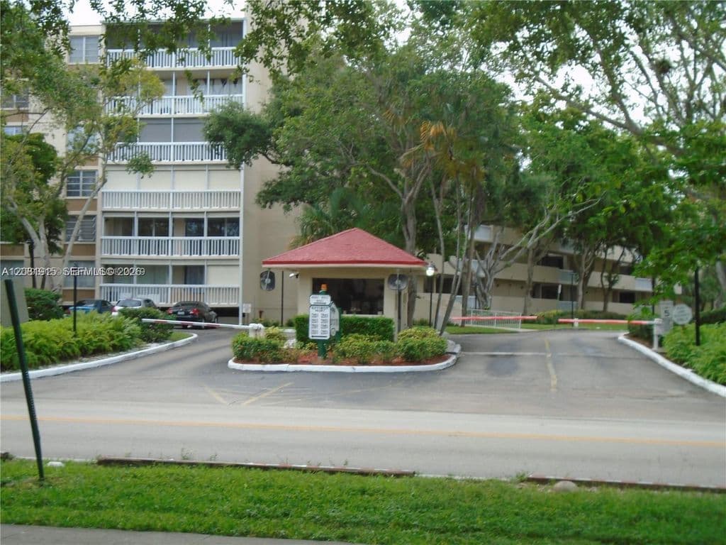 2+1 Condo — 6921 Environ Blvd APT 4P
