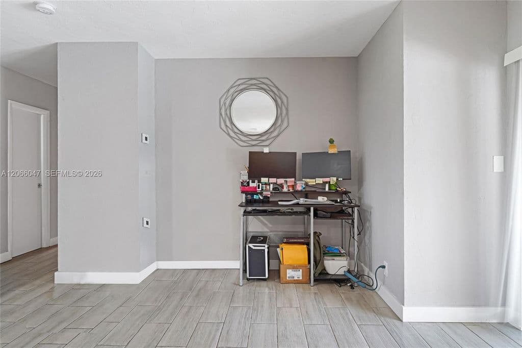 3+1 Müstakil ev — 912 NE 9th Ct
