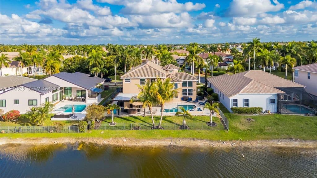 5+1 Müstakil ev — 3240 SW 190th Ave