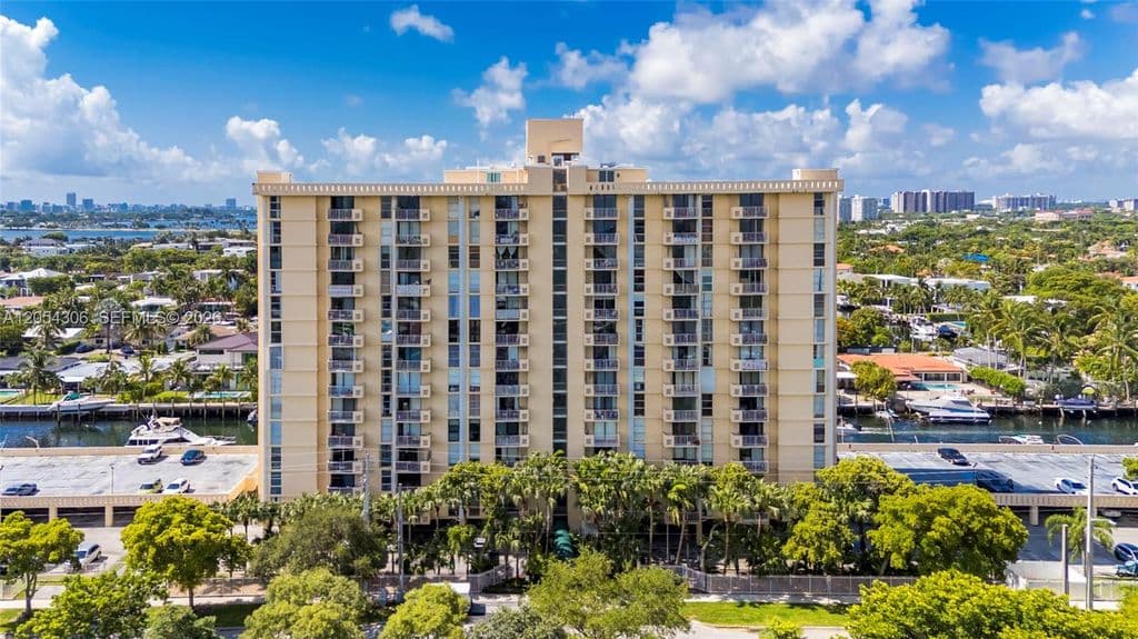 2+1 Condo — 2350 NE 135th St APT 1510