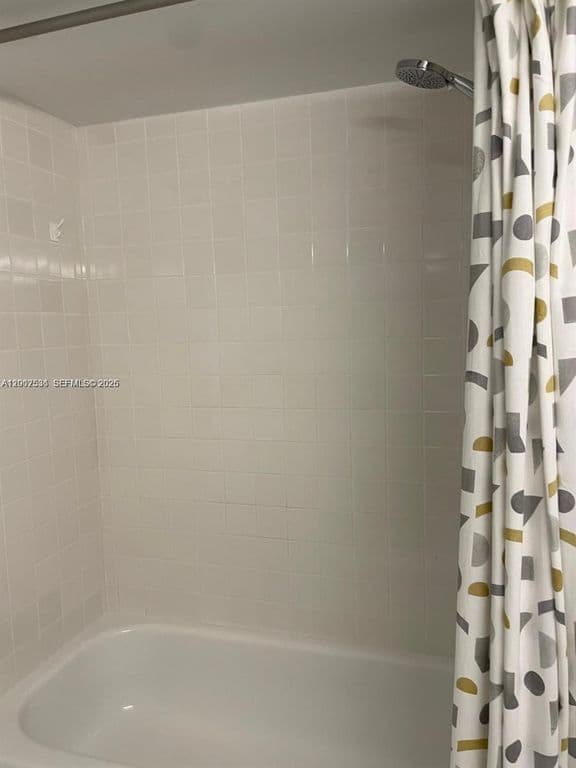 1+1 Condo — 5880 Collins Ave APT 1006