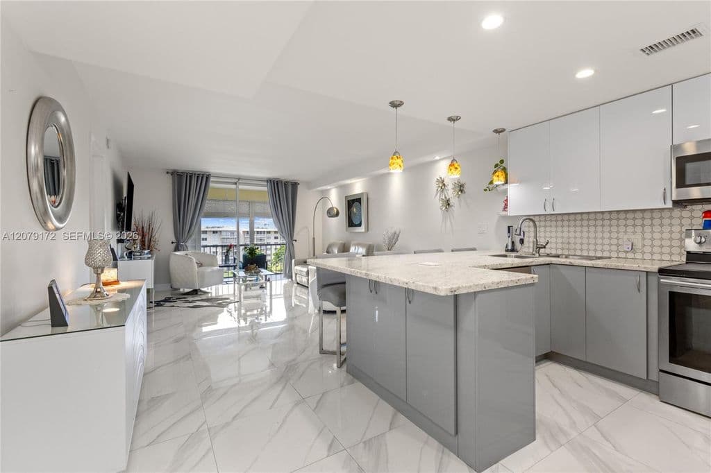 1+1 Condo — 2855 Leonard Dr APT H605