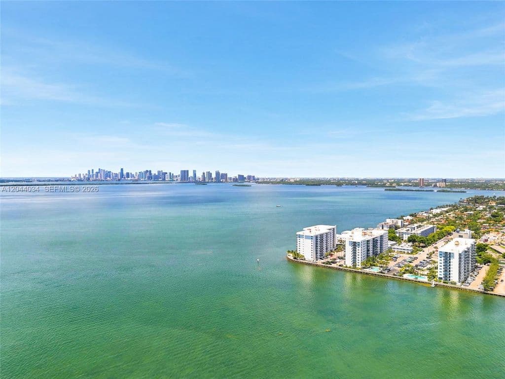 1+1 Condo — 7501 E Treasure Dr APT 2S