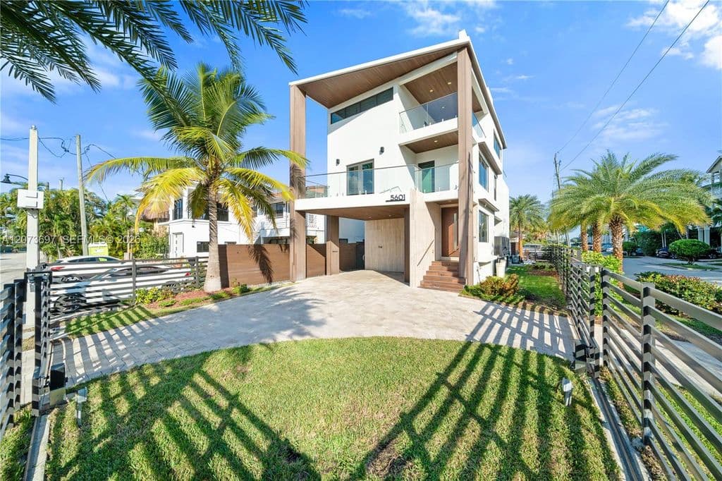5-bedroom Single-Family Home — 5601 N Ocean Dr