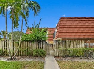 2-bedroom Townhouse — 746 NW 98th Way, Plantation, 33324