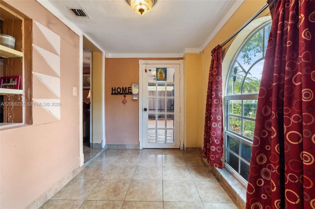 3+1 Müstakil ev — 1223 NE 182nd St