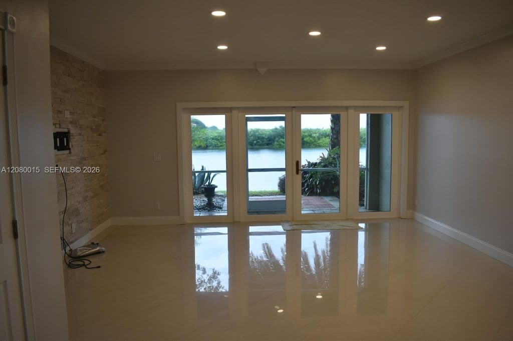 2+1 Mülk — 307 SW 120th Ave