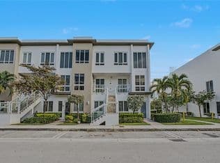 3-bedroom Townhouse — 10260 NW 63rd Ter APT 213, Doral, 33178