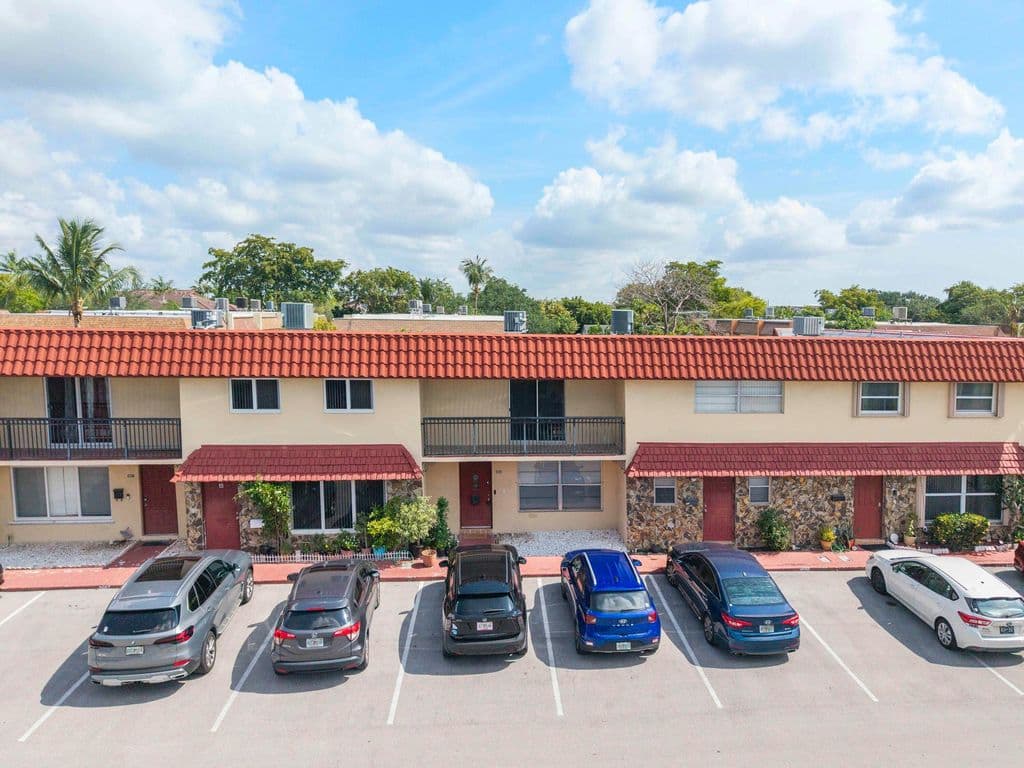 3-bedroom Property — 6659 SW 41st Place #38