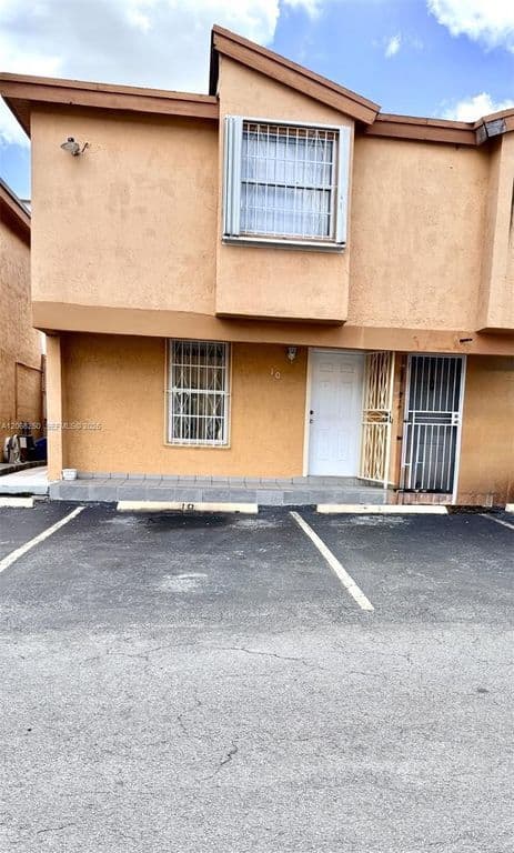 2-bedroom Property — 1701 W 42nd Pl APT 10