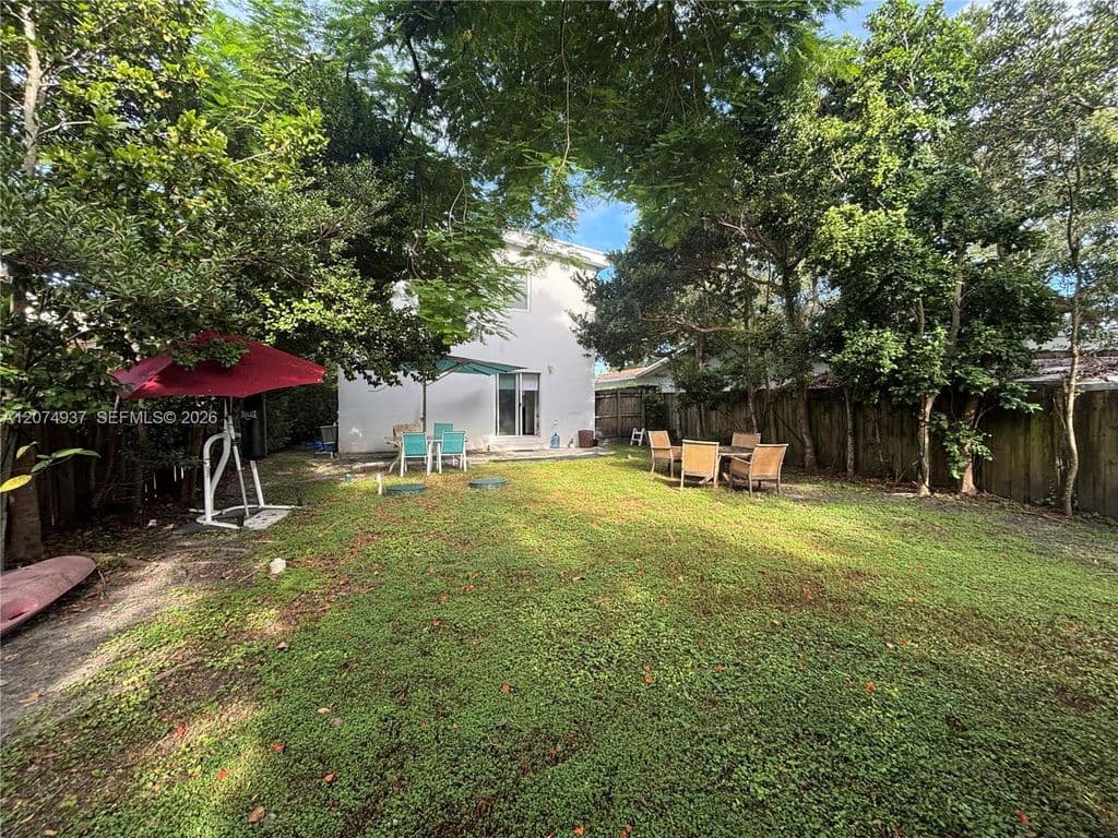 6+1 Mülk — 2290 SW 58th Ave