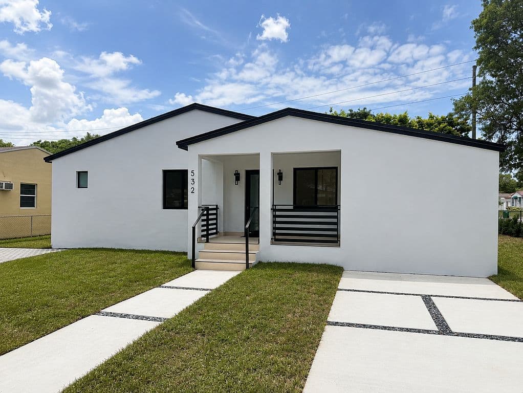 4+1 Müstakil ev — 532 SW 44th Ave