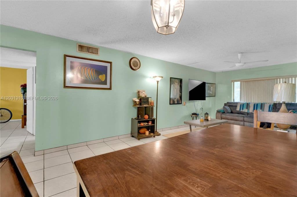 2+1 Condo — 1200 Tallwood Ave APT 202