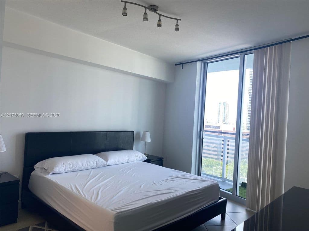1-bedroom Condo — 185 SW 7th St APT 1607