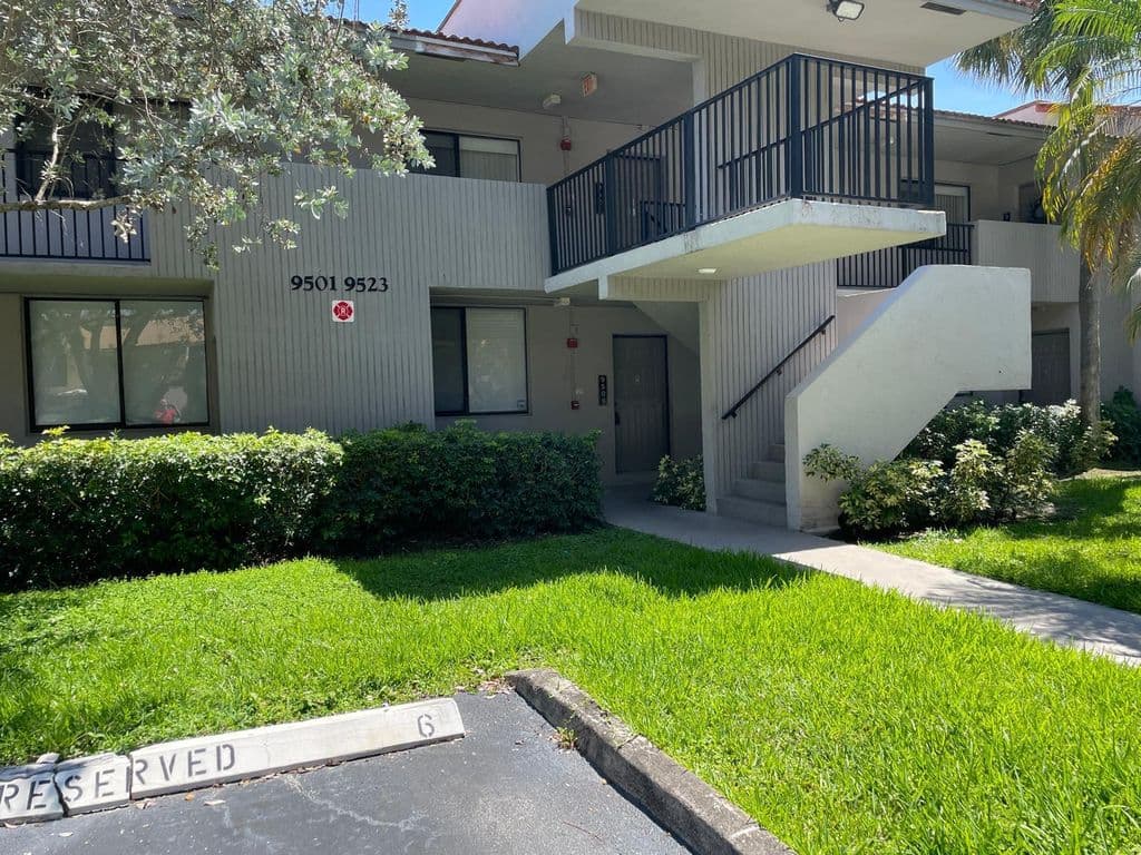 4+1 Condo — 9509 SW 1st Court