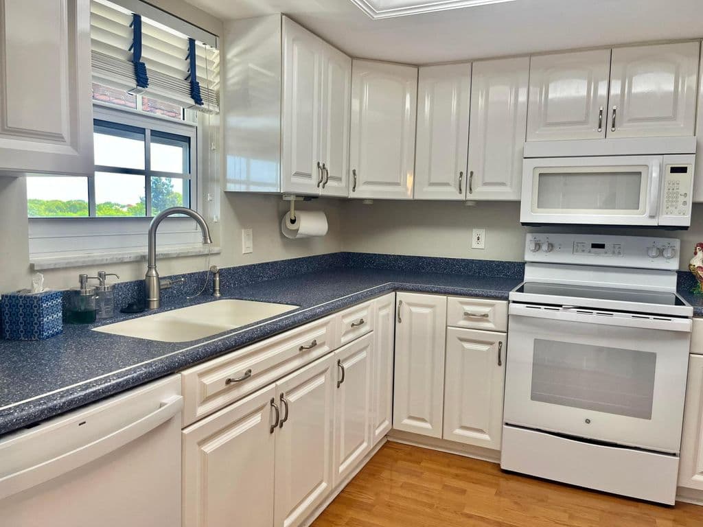 2+1 Condo — 145 Atlantis Boulevard #Ph4