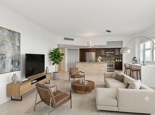 3-bedroom Condo — 20000 Country Club Dr #716, Aventura, 33180