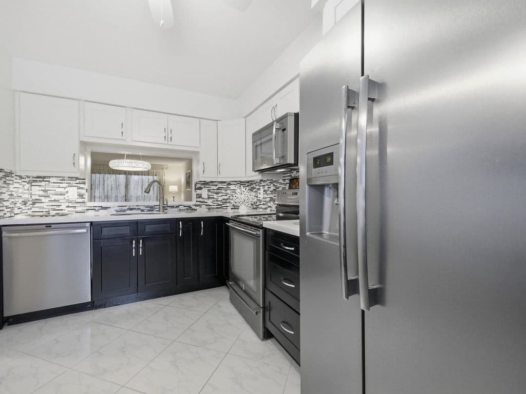 2+1 Condo — 7280 Amberly Lane #201