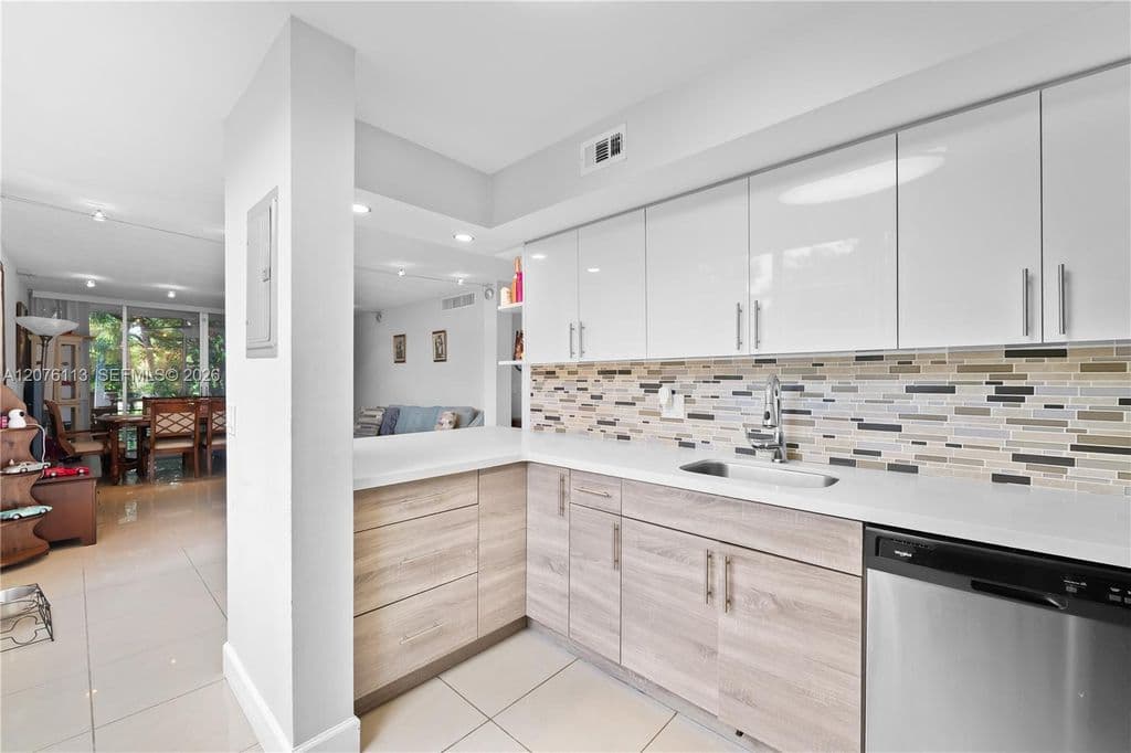 2-bedroom Condo — 9400 Live Oak Pl APT 305