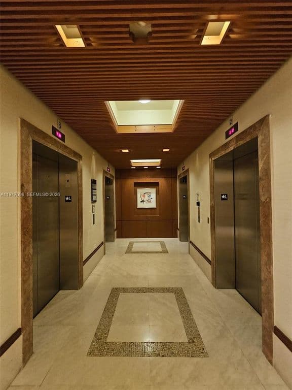 2+1 Condo — 1060 Brickell Ave APT 1917