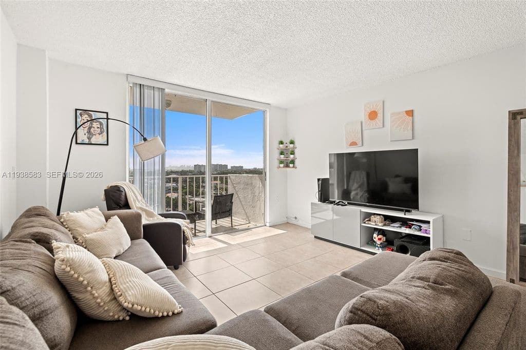 1+1 Condo — 2350 NE 135th St APT 1006