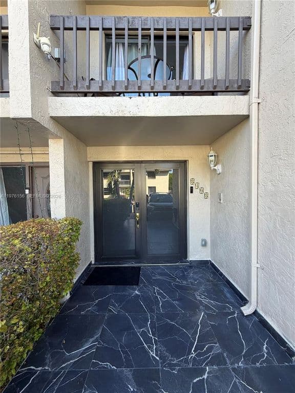 4+1 Mülk — 8408 NW 8th St #8408
