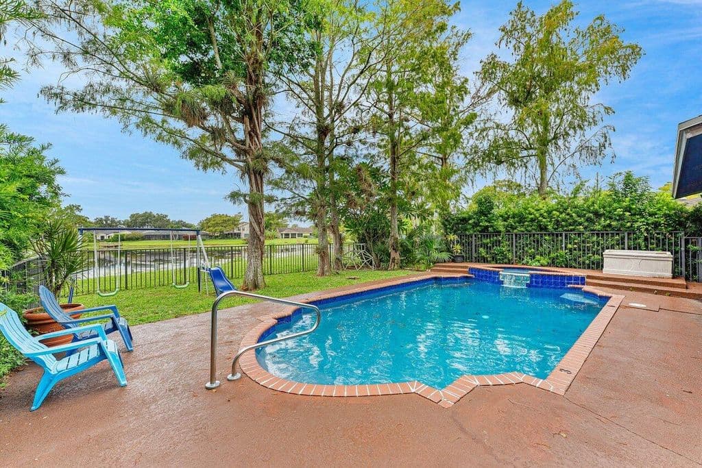 4-bedroom Single-Family Home — 1726 TREEHAVEN Court