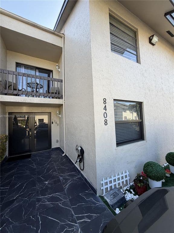 4+1 Mülk — 8408 NW 8th St #8408
