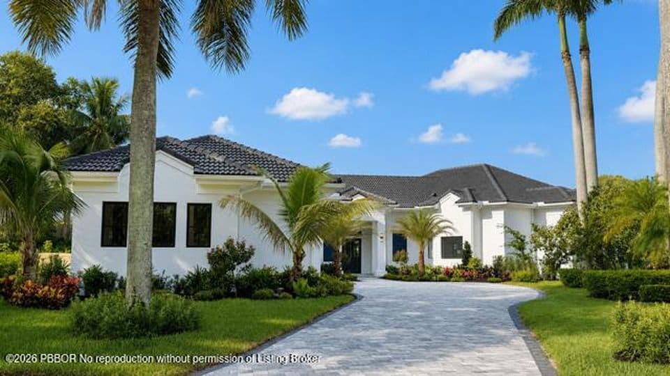 5-bedroom Single-Family Home — 2525 Seminole Cir