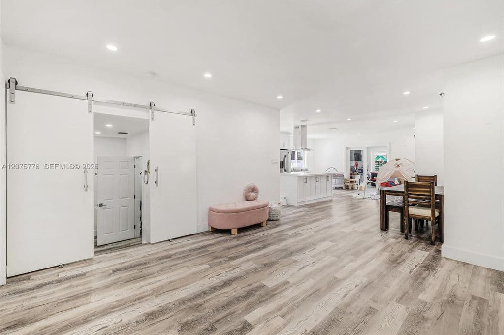 4+1 Müstakil ev — 2801 NW 6th St