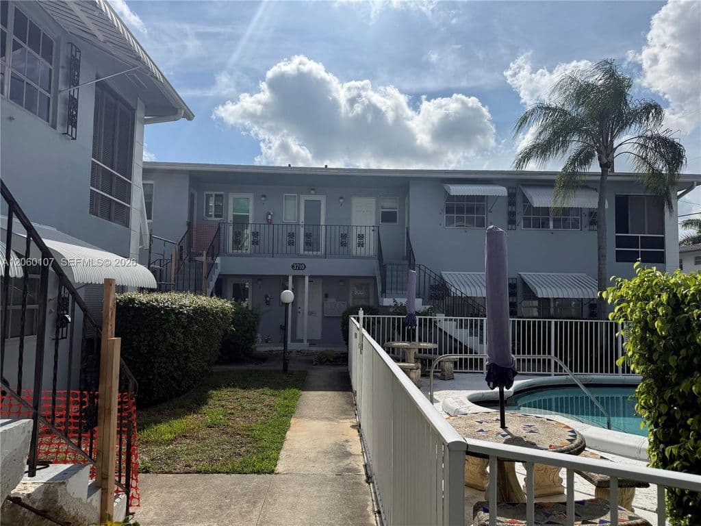 2-bedroom Condo — 3720 Harrison St APT 1